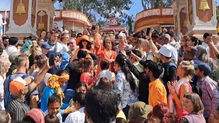 ऋषिकेश के परमार्थ निकेतन में विदेशियों संग होली की धूम ऋषिकेश के परमार्थ निकेतन में विदेशियों संग होली की धूम